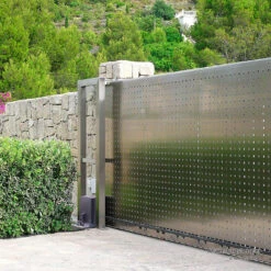 SOMMER Schiebetorantrieb RUNner Plus 9 SOMMER Schiebetorantrieb RUNner Plus -Autoteilegeschäft s11814 00001 sommer schiebetorantrieb runner plus anwendungsbeispiel 2